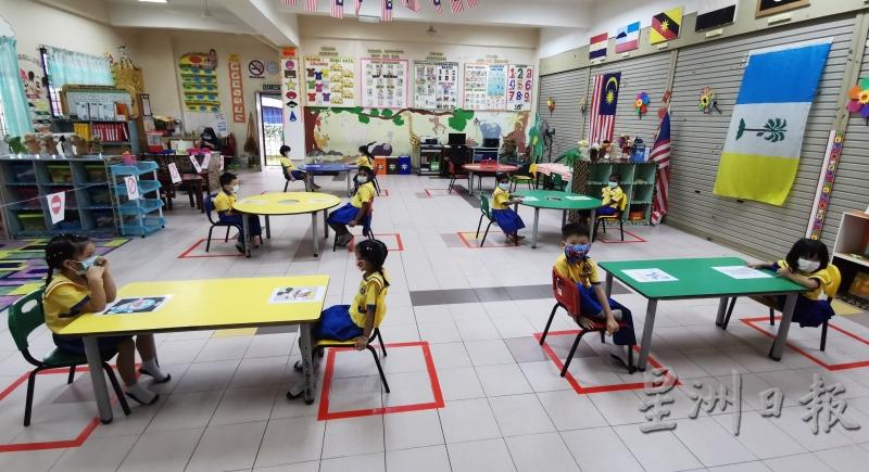 槟城武拉必团结局幼儿园根据标准作业程序复课，学童都戴囗罩及保持安全社交距离，乖乖坐在自己的位子上，非常配合。