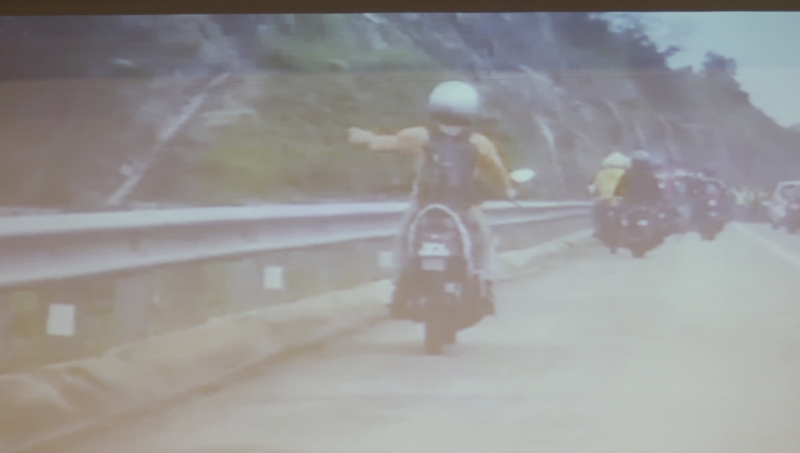 警方镜头捕捉到一名喝了哥冬水后骑车上路的男子丢弃哥冬水瓶子的瞬间。