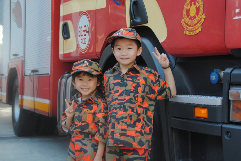 在宣导防火活动当中，孩童们有机会穿上消拯制服，学习防火与救火的知识。