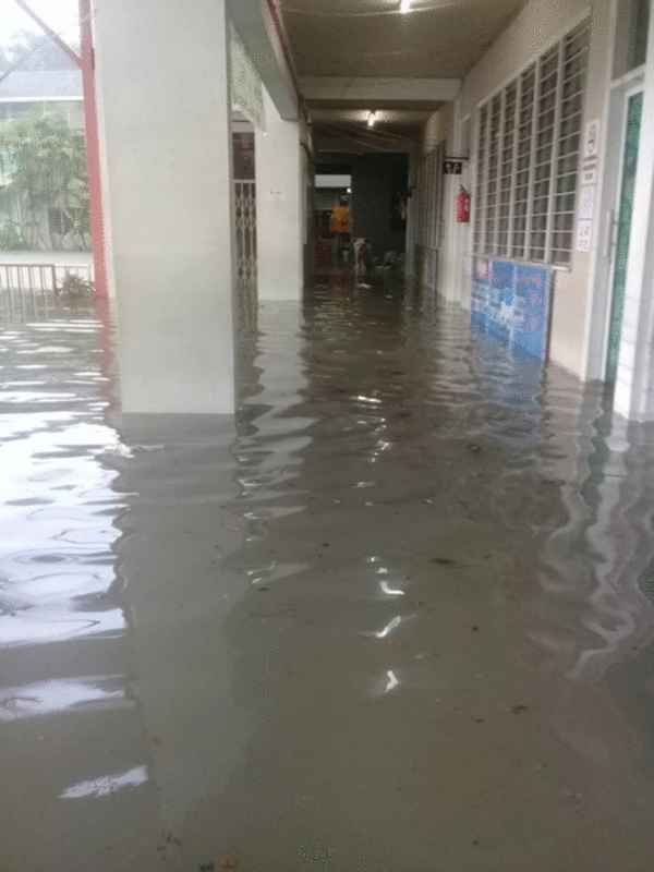 必打丹华商幼儿园上周六遭逢水劫，水淹2尺以上。