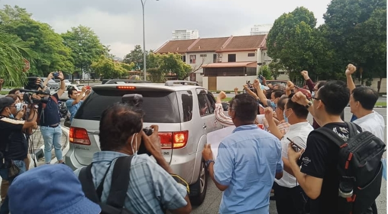 反贪会官员押载周锦炎到往峇央峇鲁警局拘留所，申请延长扣留。