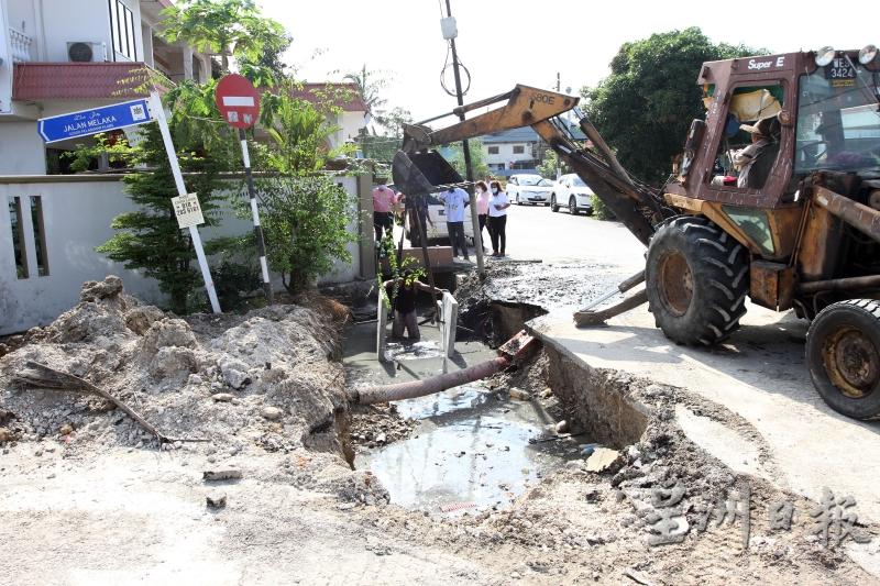 巴生港口马六甲路的地下沟渠因涵管破裂和垃圾阻塞，导致周遭的居民多年来面对淹水的问题。