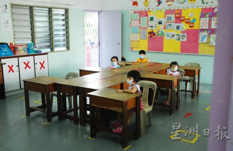 复课第一天，只有少数学生返校，教师们将彼此座位都分开一段距离。
