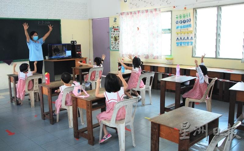 阔别3个月后，槟城菩提幼稚园学生高兴地随著教师上课学习。