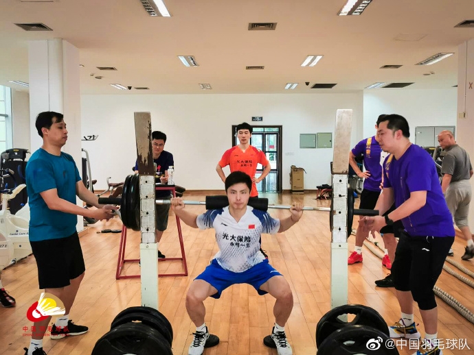 石宇奇（中）特别珍惜赛事暂停这段时光的体能训练，他表示奥运会延期对他而言是一个可以恢复伤病、加强体能、提高实力的好时机。（中国羽毛球队微博照片）