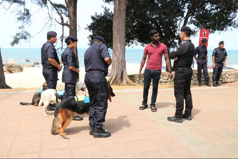 巡逻工作进行中，警官与民众交谈时，警犬在领犬员口令下也表现出绝对服从的专业精神。
