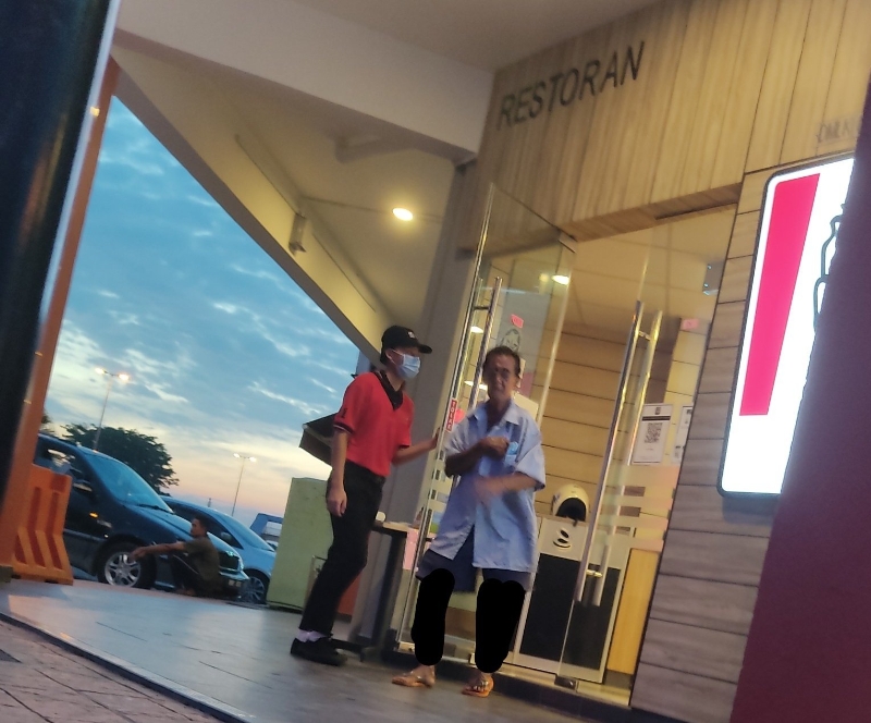 拉惹法拉索菲亚无意间听到华裔阿伯与快餐店店员的对话后，决定买一份套餐让阿伯带回家给孙子食用。