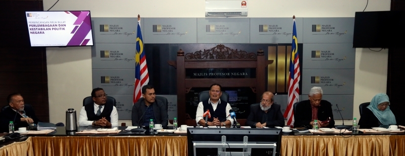 拉杜安（左四）主持国家宪法与政治稳定圆桌会议，聆听专家教授的相关看法与建议。左三为莫哈末阿兹祖丁。