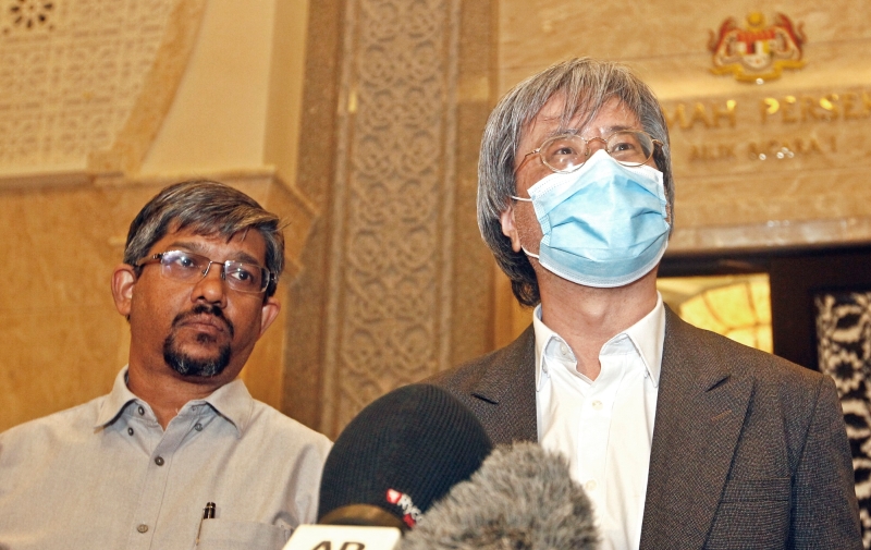 颜重庆（右）和《当今大马》创办人兼首席执行员詹德兰在庭外接受媒体访问。