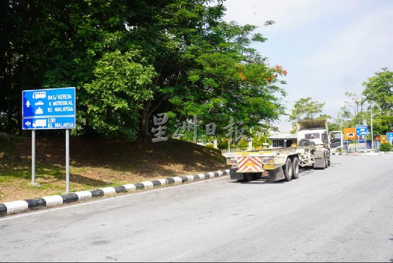 马泰边境关卡，允许商用车辆通关。