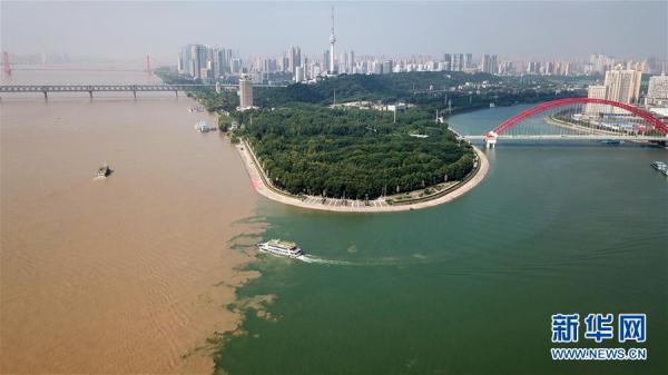 图为汉江（右方）和长江（左方）水域。（新华网档案照片）