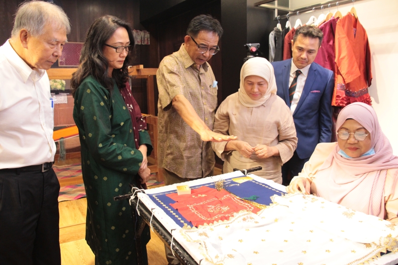 旅游、艺术及文化部长南茜苏克利（右三）对马来传统刺绣编织感兴趣；左起为砂旅游、艺术及文化部助理部长拿督陈超耀、砂副州务秘书拿督莎巴丽雅及砂旅游、文化及艺术部长阿都卡林；右二为马来刺绣展览厅负责人沙林。