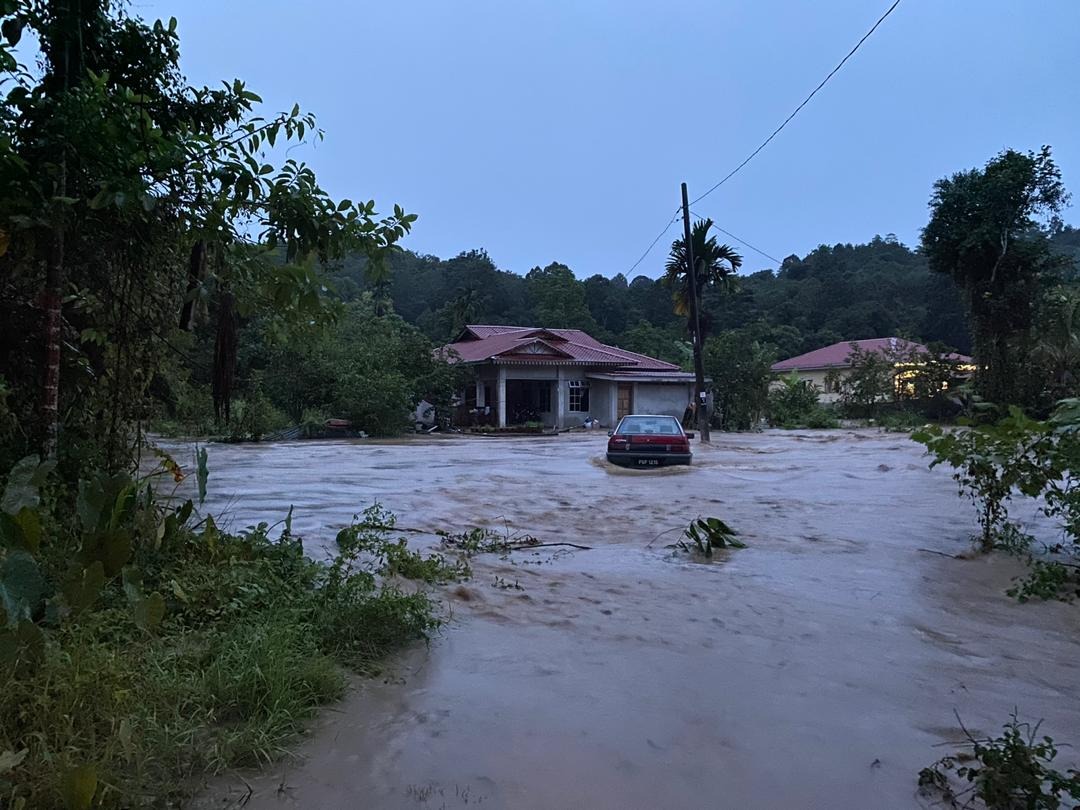 灾民的房子、车子被大水包围，犹如水乡。
