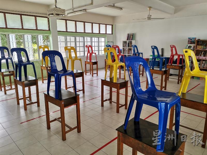 关丹双溪索培民华小各班级的桌椅编排与标记等已经准备完毕，准备重新开学。
