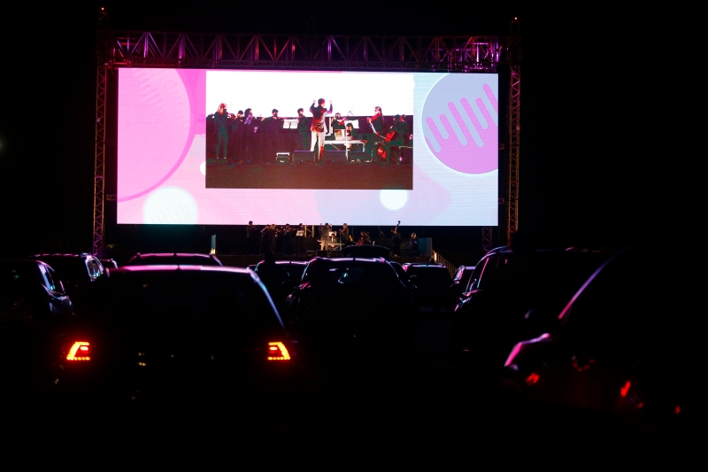 巴西利亚机场停车场“变身”露天剧院 ，在开幕当天为民众带来了一场交响音乐会。