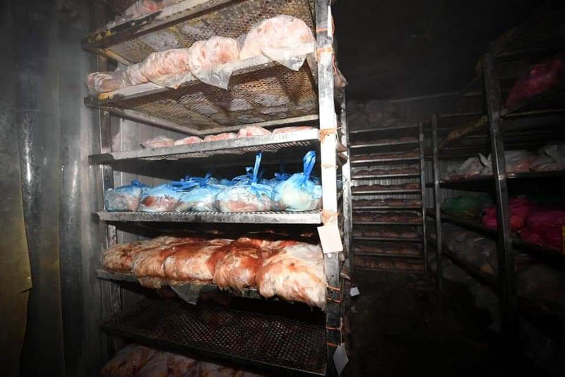 宰鸡厂内的鸡肉收藏情况，执法单位指卫生不足。