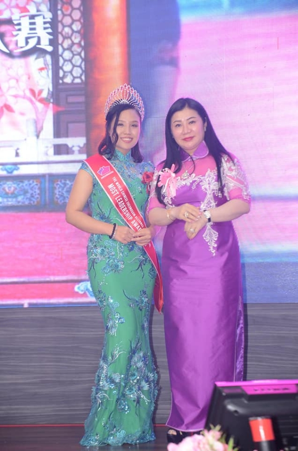 刘艾云（左）与中华旗袍国际联盟马来西亚总会主席泳妮公主合照。