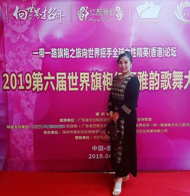 刘艾云出席在香港举办的世界旗袍大赛。