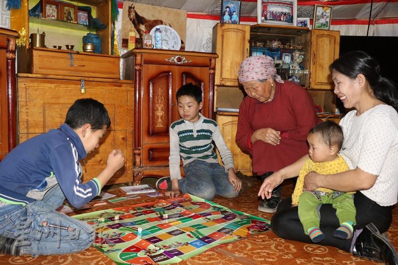 蒙古世界宣明会特别设计了富正面教育意义的桌上游戏，陪伴当地家庭度过非常时期。