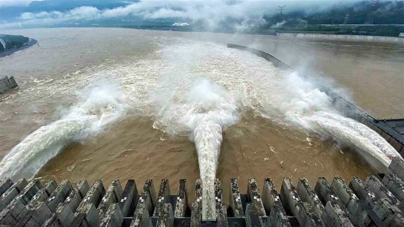 中国水利部周五公告长江已发生1号洪水，三峡水库水位在周四下午2时涨至146.97公尺，出库流量每秒3万5000立方公尺。（图：中新社）