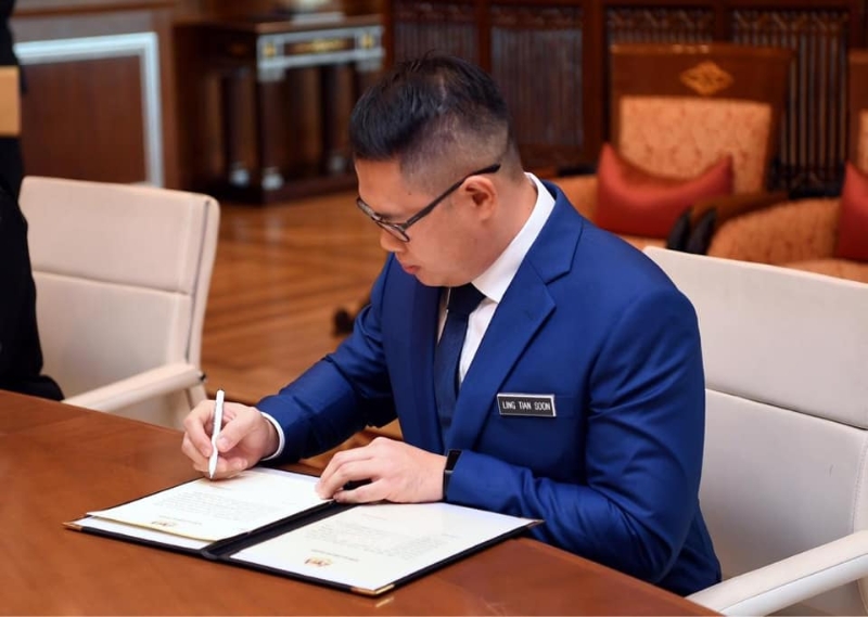 林添顺在就任交通部长政治秘书宣誓书上签名。