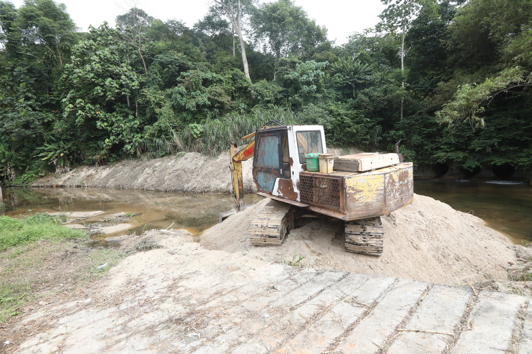 水利灌溉局在克罗河（Sungai Keroh）上游展开清理河床工作。