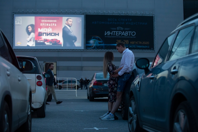俄罗斯莫斯科郊外一家汽车电影院，人们都在等待电影开场。