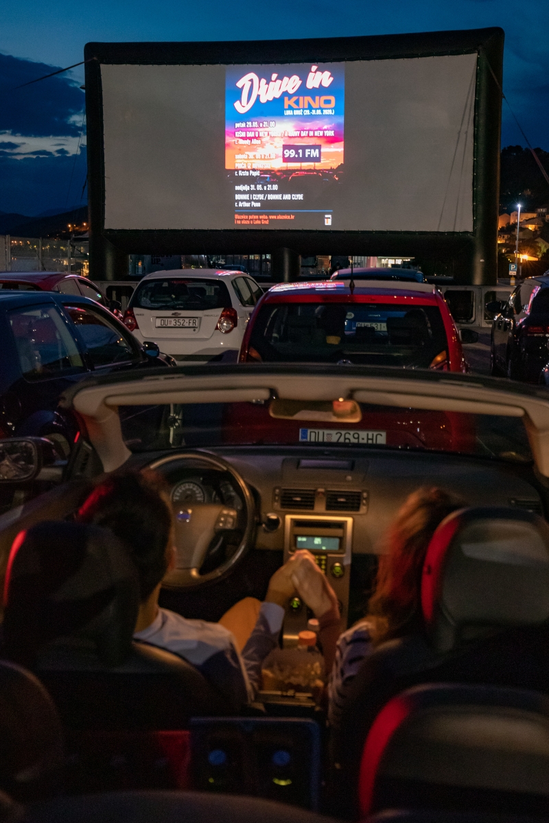汽车电影院，除了休闲看电影之外，也可以过二人世界。