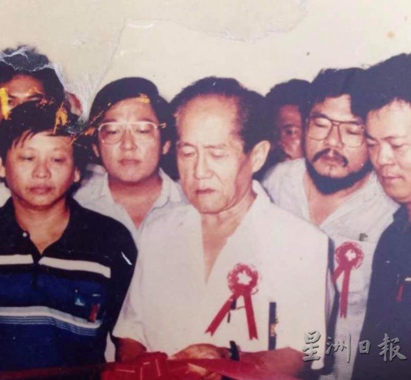 李银芳（左二）指出，胡雪邦（右二）是带他走上政途、改变他人生的重要人物，中为曾敏兴。