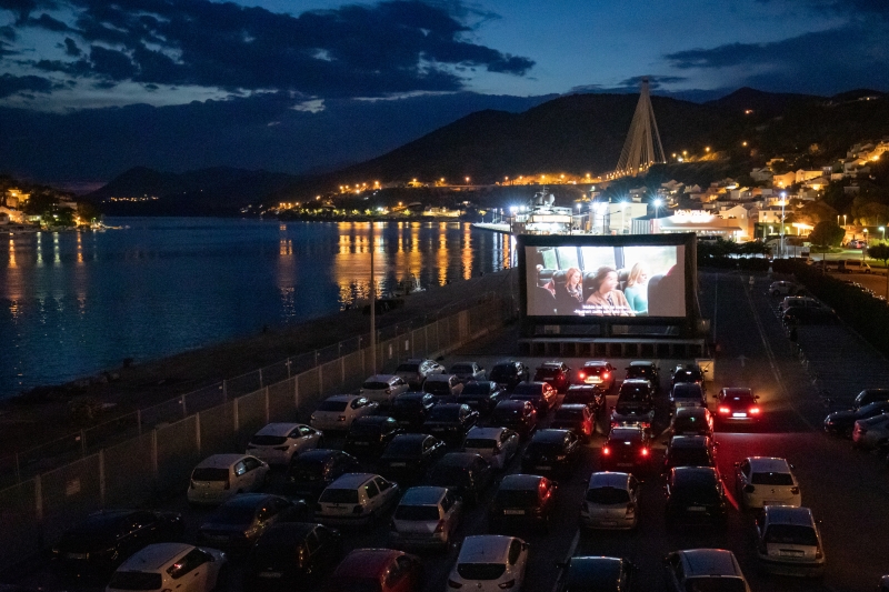 克罗地亚杜布罗夫尼克的公众因为受疫情影响，因此汽车电影院成为了不少市民休闲的选择。