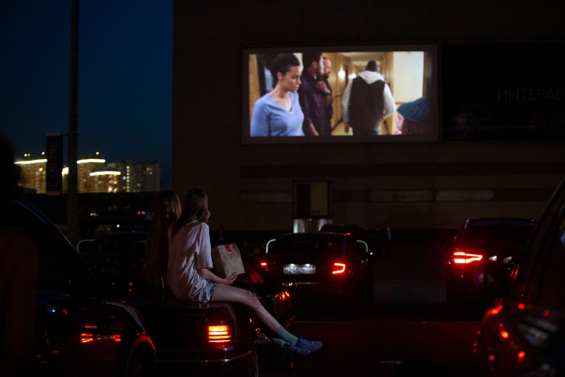 一对在俄罗斯莫斯科的少女坐上车顶观看电影