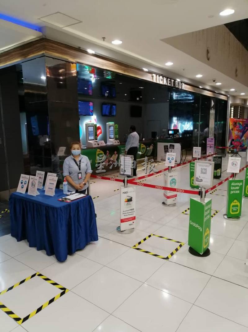 砂灾难管理委员会宣布砂电影院重开后，古晋新欣购物广场的MBO电影院已于昨午3时重新开业。