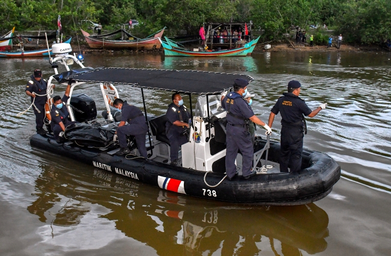大马海事机构人员将哈伦达勿的遗体载返瓜拉格玛辛码头。