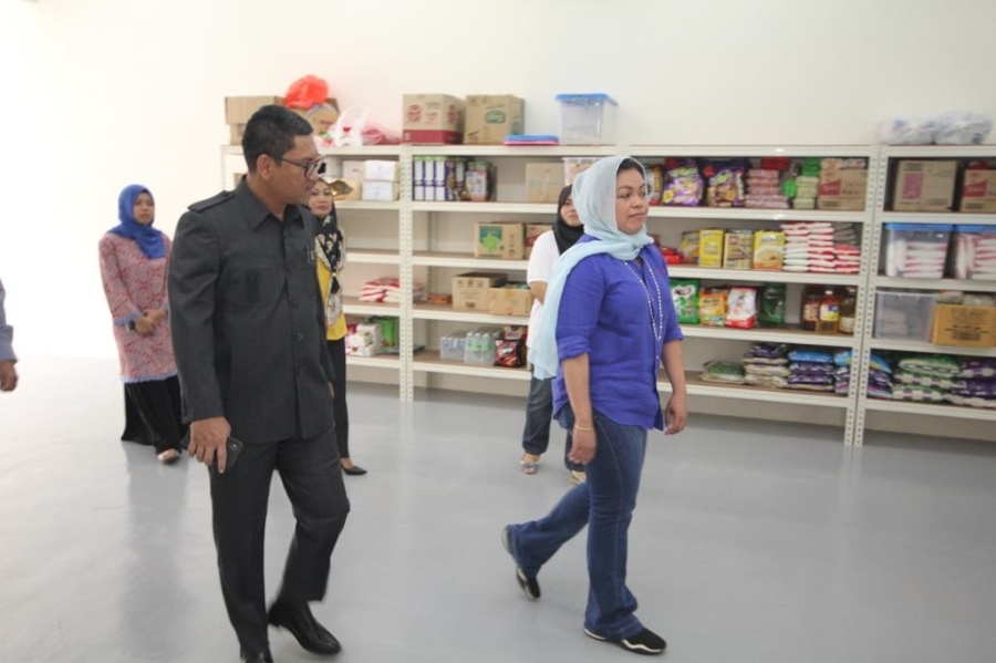 霹州务大臣拿督斯里阿末法依沙（左起）及夫人诺美，巡视霹雳州食物库中心。