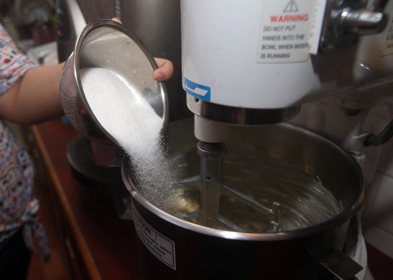 2.将糖倒入奶油团，以中速继续打发约5至8分钟。