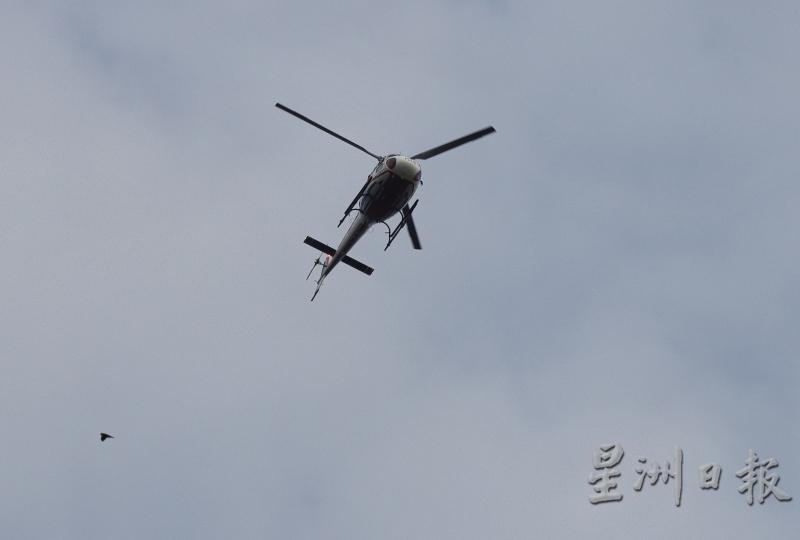 警方出动直升机，从高空监督各投票中心的人潮情况。