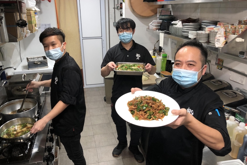季伟彬（左起）、戴坤仁和艾利克斯在准备员工餐时，都会烹煮马来西亚的家乡菜。（照片取自《海峡时报》）