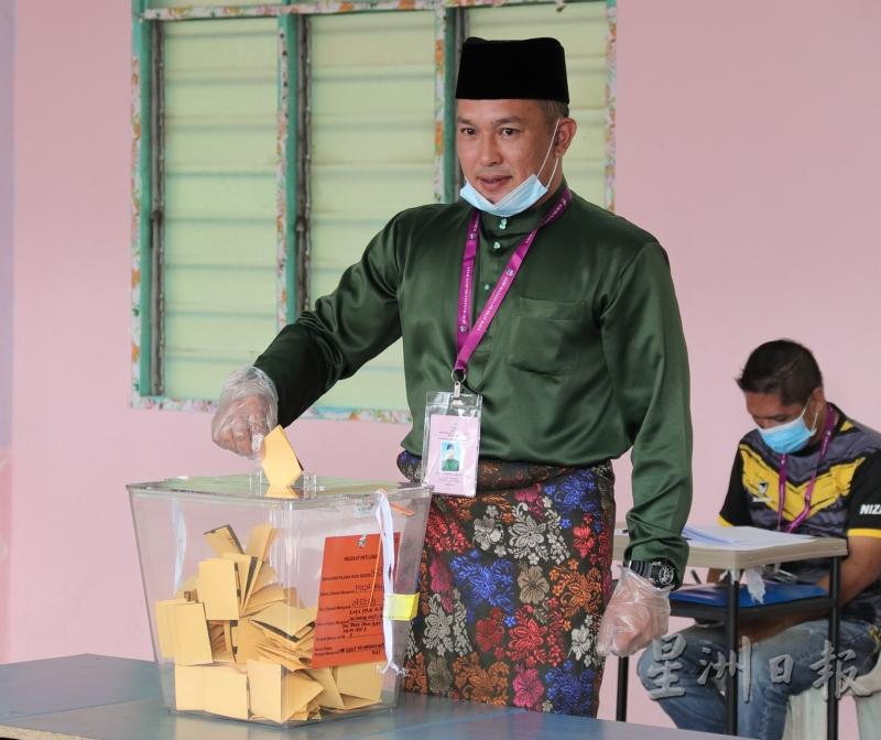 国阵候选人莫哈末沙林为自己投下一票。