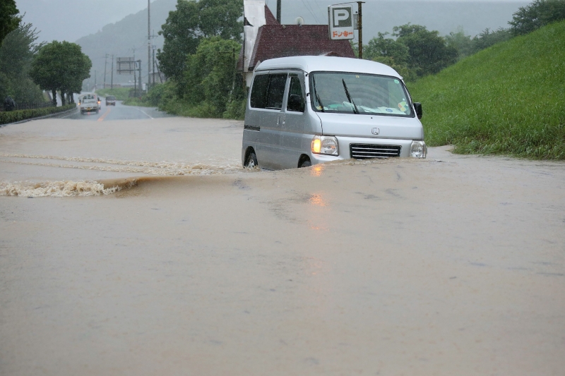 熊本县洪水淹没道路。（图：法新社）