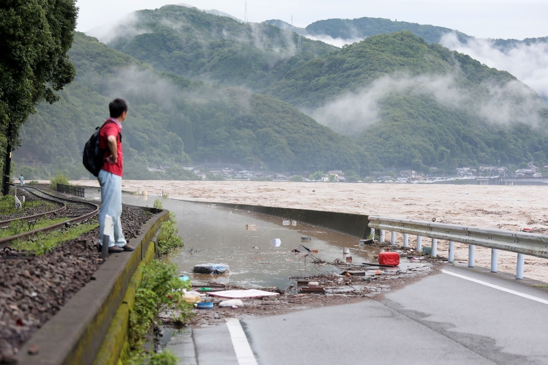 熊本县球磨川水位高涨，水流湍急。（图：法新社）