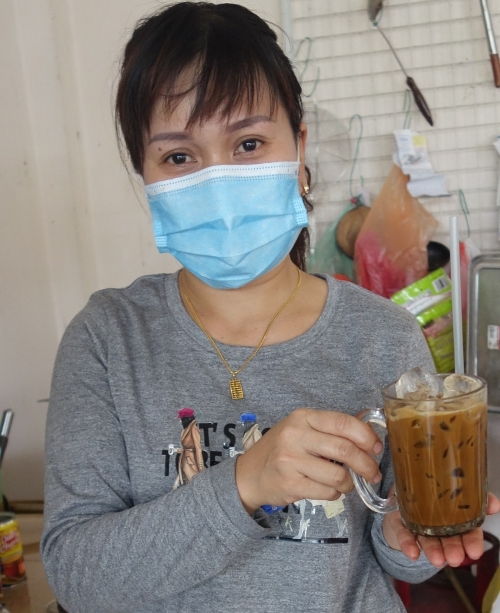 阮英雪嫁来马来西亚之前曾在越南咖啡馆打工，学得一手冲咖啡的好功夫。