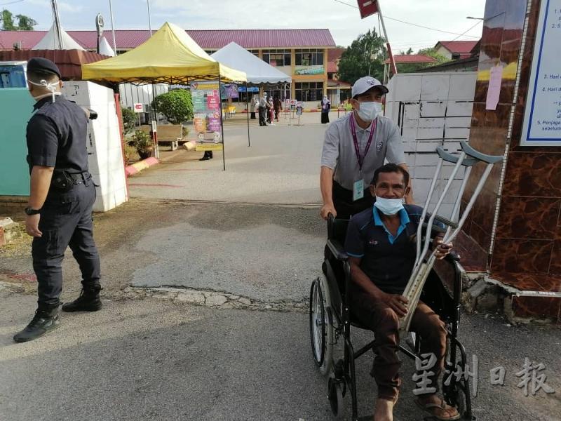 现场准备轮椅，供行动不便的选民使用。
