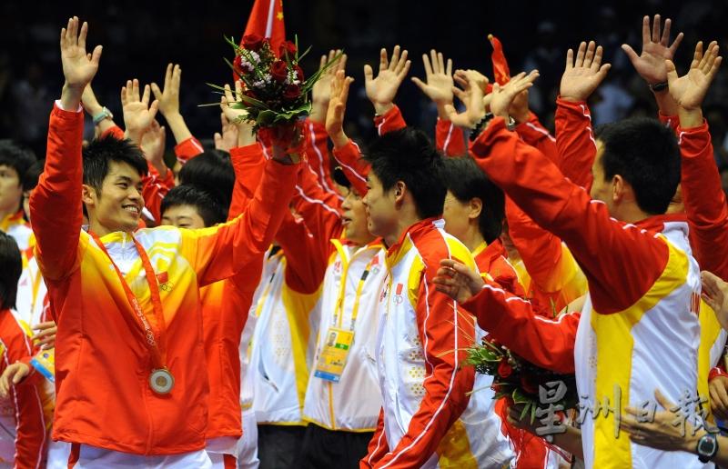 林丹（左）在2008年北京奥运会赢得男单金牌后，与队友们庆祝。他在羽坛20年间，共赢得个人与团体赛20座世界冠军。（法新社照片）