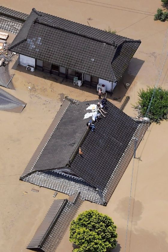 熊本市许多民居被迫跑上屋顶避水。
