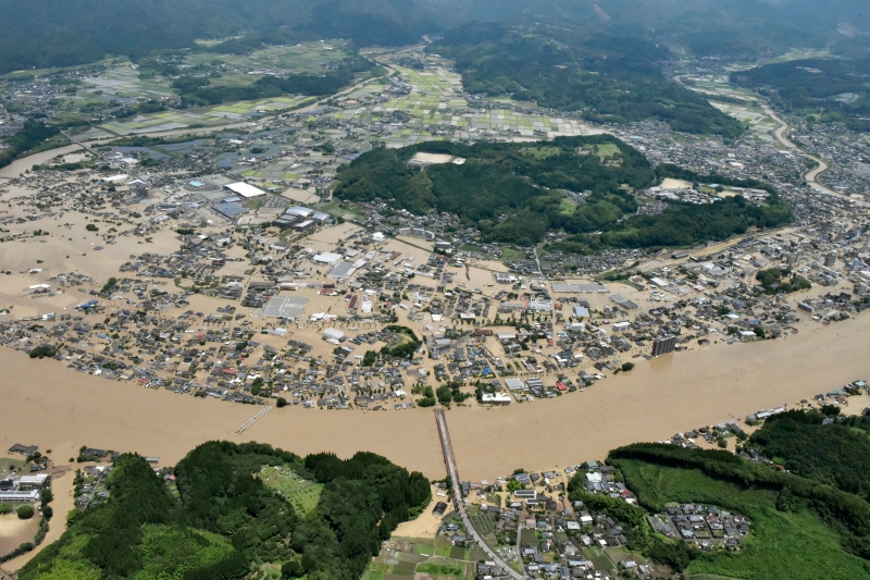 熊本县八代市坂本町的球磨川钢构深水桥，遭泛滥的河水冲走。（美联社照片）