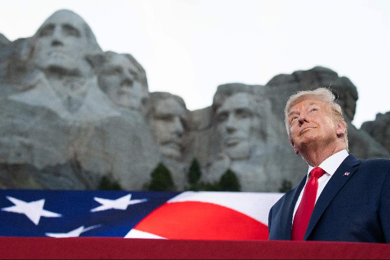 特朗普脸带笑容地站在拉什莫尔山国家纪念公园的总统石雕山前。（图：法新社）