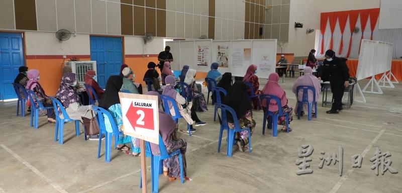 选委会在二号投票站为年迈选民准备了椅子，供他们等候进入投票。