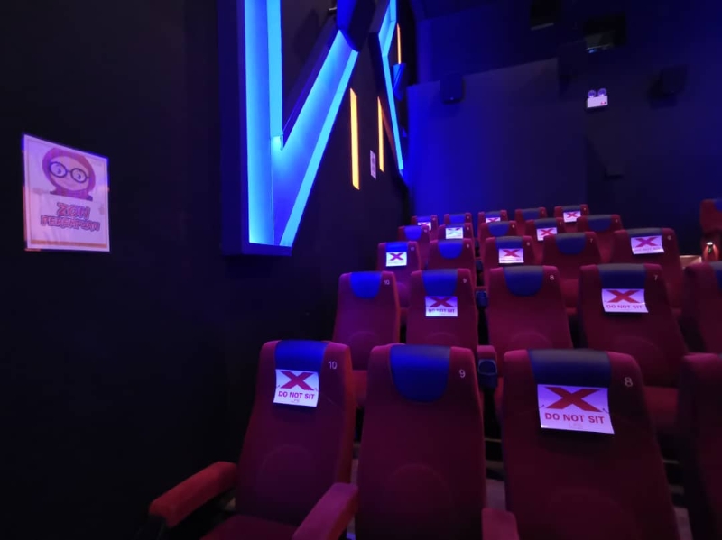戏院放映厅已划分了男、女及家庭座位。