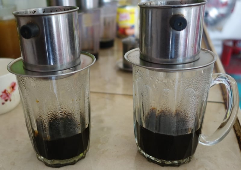 越南咖啡使用特殊的滴滤咖啡杯，下面用玻璃杯接着，一滴一滴漏下来消磨曼妙时光。