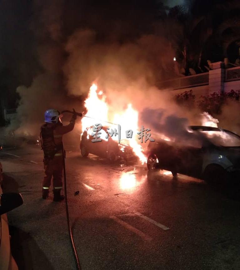 消拯员朝起火的轿车射水灭火。